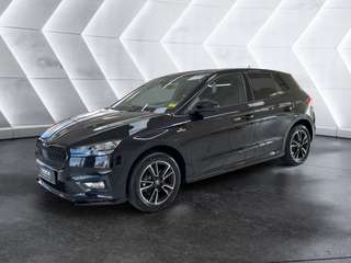 Schräge Frontansicht auf einen Skoda Fabia , freigestellt