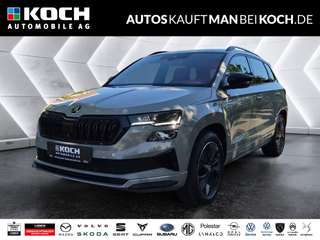 Schräge Frontansicht auf einen Skoda Karoq , freigestellt