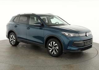 Schräge Frontansicht auf einen Volkswagen Tiguan , freigestellt