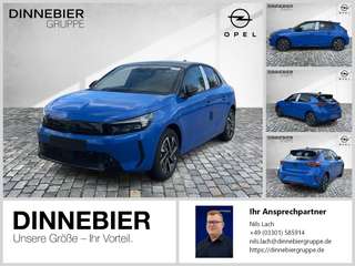 Schräge Frontansicht auf einen Opel Corsa , freigestellt
