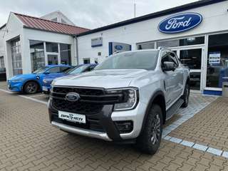 Schräge Frontansicht auf einen Ford Ranger , freigestellt