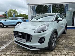Schräge Frontansicht auf einen Ford Puma , freigestellt