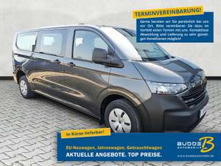 Schräge Frontansicht auf einen Volkswagen Caravelle , freigestellt