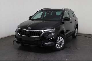 Schräge Frontansicht auf einen Skoda Karoq , freigestellt
