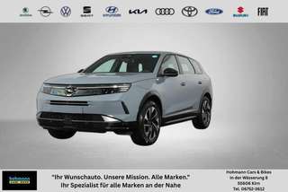 Schräge Frontansicht auf einen Opel Grandland X , freigestellt
