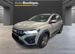 Schräge Frontansicht auf einen Dacia Sandero , freigestellt