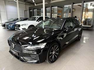 Schräge Frontansicht auf einen Volvo V60 , freigestellt