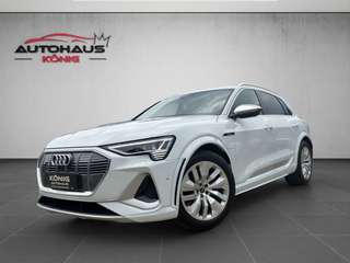 Schräge Frontansicht auf einen Audi e-tron , freigestellt