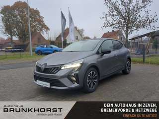 Schräge Frontansicht auf einen Renault Clio , freigestellt