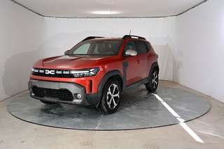 Schräge Frontansicht auf einen Dacia Duster , freigestellt