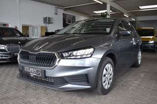 Schräge Frontansicht auf einen Skoda Fabia , freigestellt