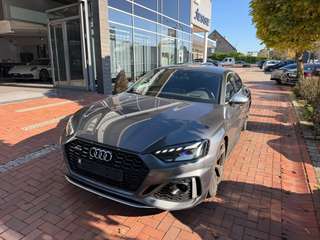 Schräge Frontansicht auf einen Audi RS5 , freigestellt