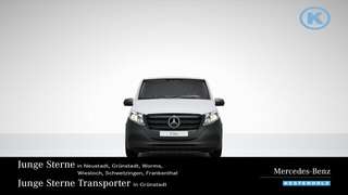 Schräge Frontansicht auf einen Mercedes-Benz Vito , freigestellt