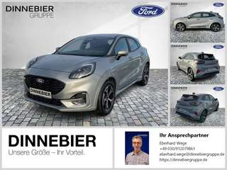 Schräge Frontansicht auf einen Ford Puma , freigestellt