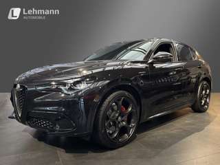 Schräge Frontansicht auf einen Alfa Romeo Stelvio , freigestellt
