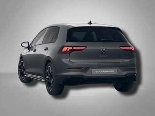 Schräge Frontansicht auf einen Volkswagen Golf , freigestellt