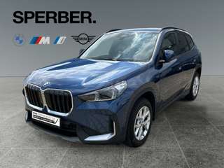 Schräge Frontansicht auf einen BMW X1 , freigestellt