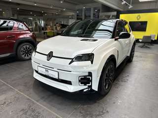 Schräge Frontansicht auf einen Renault 5 E-TECH , freigestellt