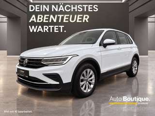 Schräge Frontansicht auf einen Volkswagen Tiguan , freigestellt