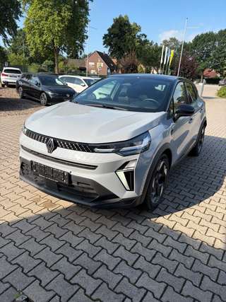 Schräge Frontansicht auf einen Renault Captur , freigestellt