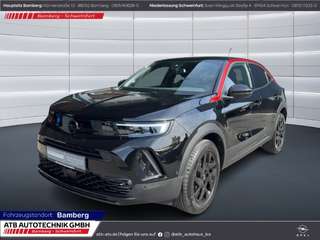 Schräge Frontansicht auf einen Opel Mokka , freigestellt