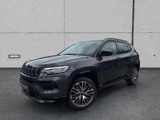 Schräge Frontansicht auf einen Jeep Compass , freigestellt