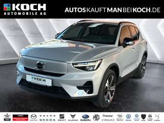Schräge Frontansicht auf einen Volvo XC40 , freigestellt