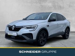 Schräge Frontansicht auf einen Renault Arkana , freigestellt