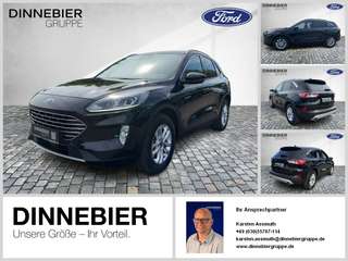 Schräge Frontansicht auf einen Ford Kuga , freigestellt