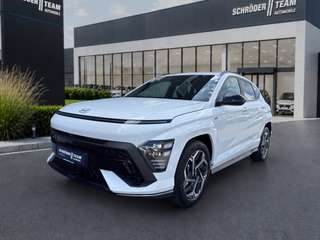 Schräge Frontansicht auf einen Hyundai Kona , freigestellt