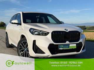 Schräge Frontansicht auf einen BMW iX1 , freigestellt