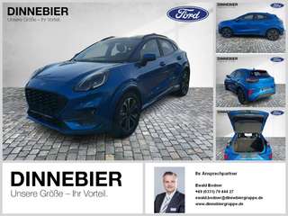 Schräge Frontansicht auf einen Ford Puma , freigestellt