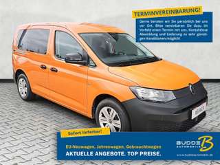 Schräge Frontansicht auf einen Volkswagen Caddy , freigestellt