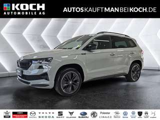 Schräge Frontansicht auf einen Skoda Karoq , freigestellt