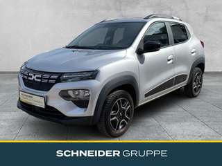 Schräge Frontansicht auf einen Dacia Spring , freigestellt