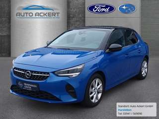 Schräge Frontansicht auf einen Opel Corsa , freigestellt