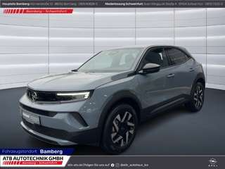 Schräge Frontansicht auf einen Opel Mokka , freigestellt