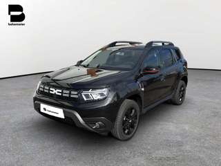 Schräge Frontansicht auf einen Dacia Duster , freigestellt
