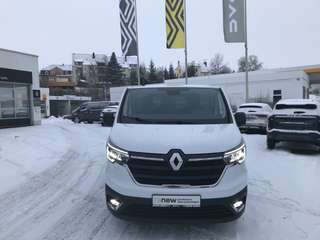 Schräge Frontansicht auf einen Renault Trafic , freigestellt