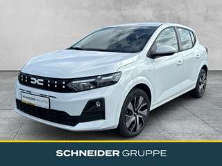 Schräge Frontansicht auf einen Dacia Sandero , freigestellt