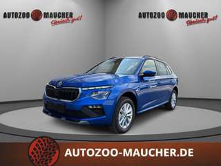 Schräge Frontansicht auf einen Skoda Kamiq , freigestellt