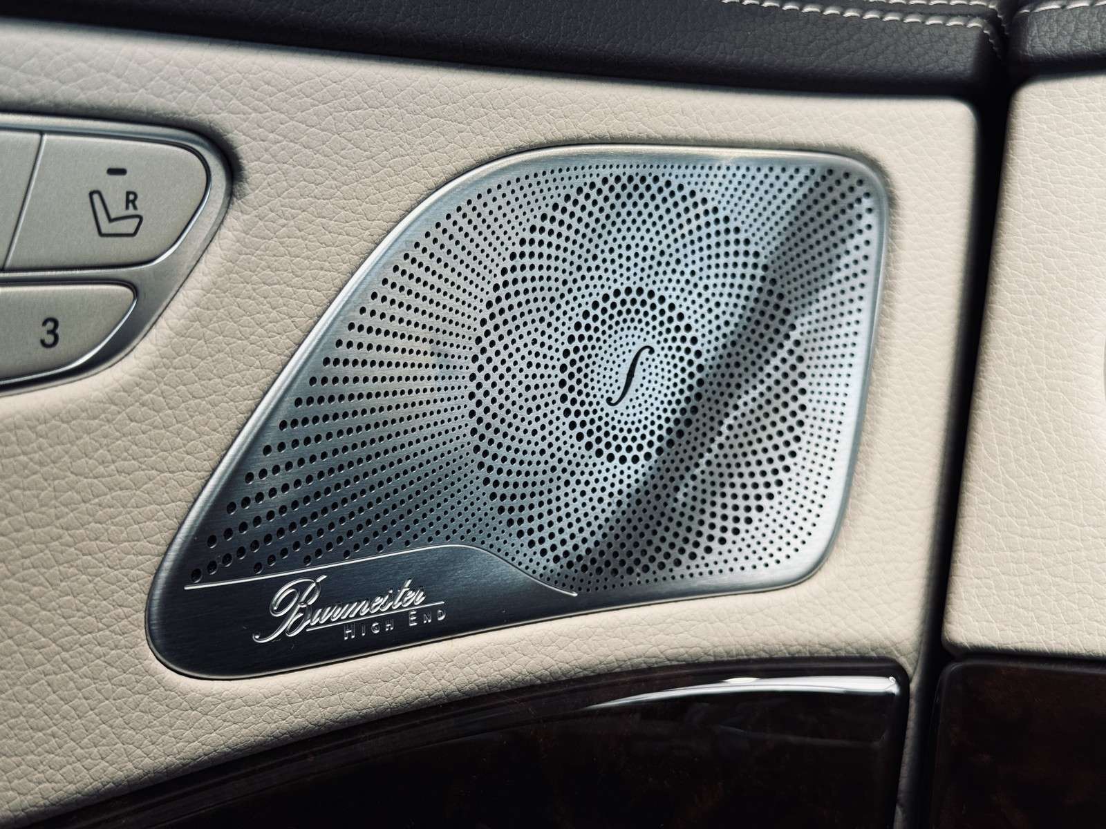 Fahrzeugbild eines Mercedes-Benz S-Klasse