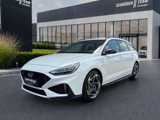 Schräge Frontansicht auf einen Hyundai i30 , freigestellt