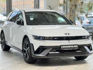 Schräge Frontansicht auf einen Hyundai IONIQ 5 , freigestellt