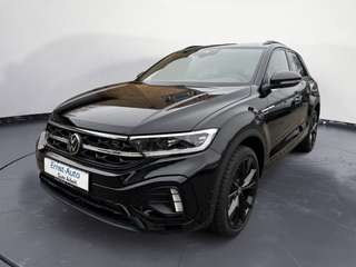 Schräge Frontansicht auf einen Volkswagen T-Roc , freigestellt