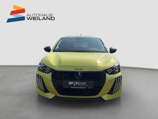 Schräge Frontansicht auf einen Peugeot 208 , freigestellt