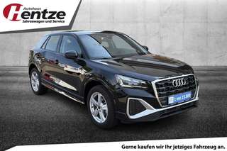 Schräge Frontansicht auf einen Audi Q2 , freigestellt