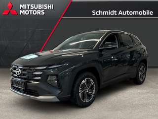 Schräge Frontansicht auf einen Hyundai Tucson , freigestellt