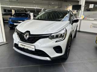 Schräge Frontansicht auf einen Renault Captur , freigestellt