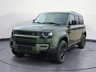 Schräge Frontansicht auf einen Land Rover Defender , freigestellt